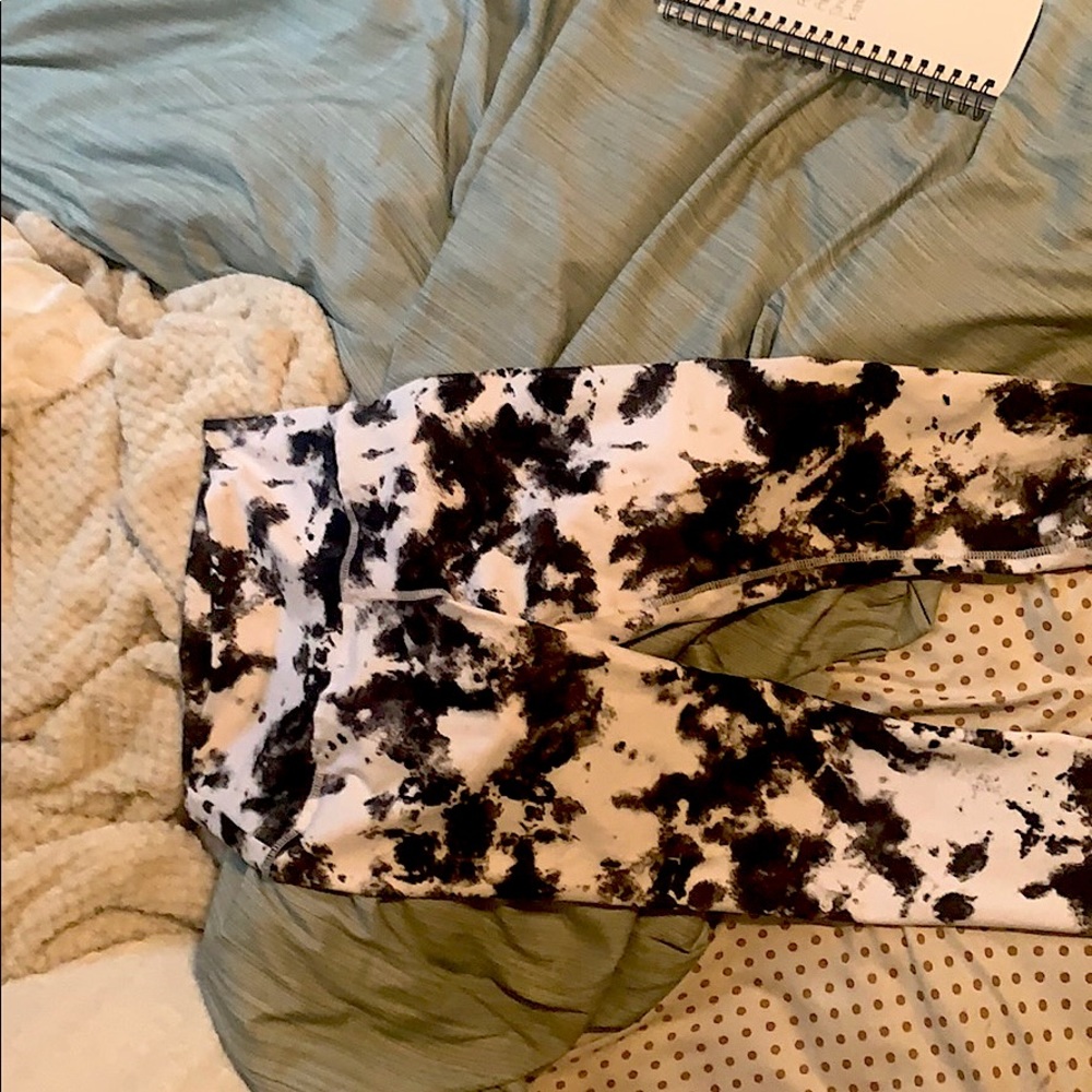 super cute tie-dye 3/4 yoga pants